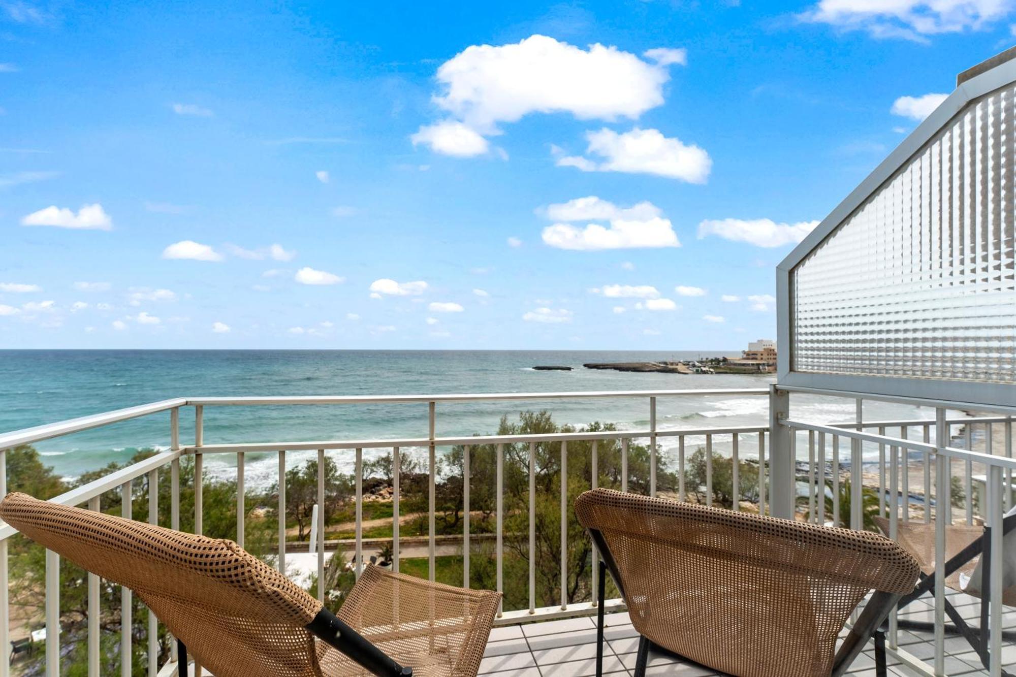 Habitación con cama grande y vistas al mar